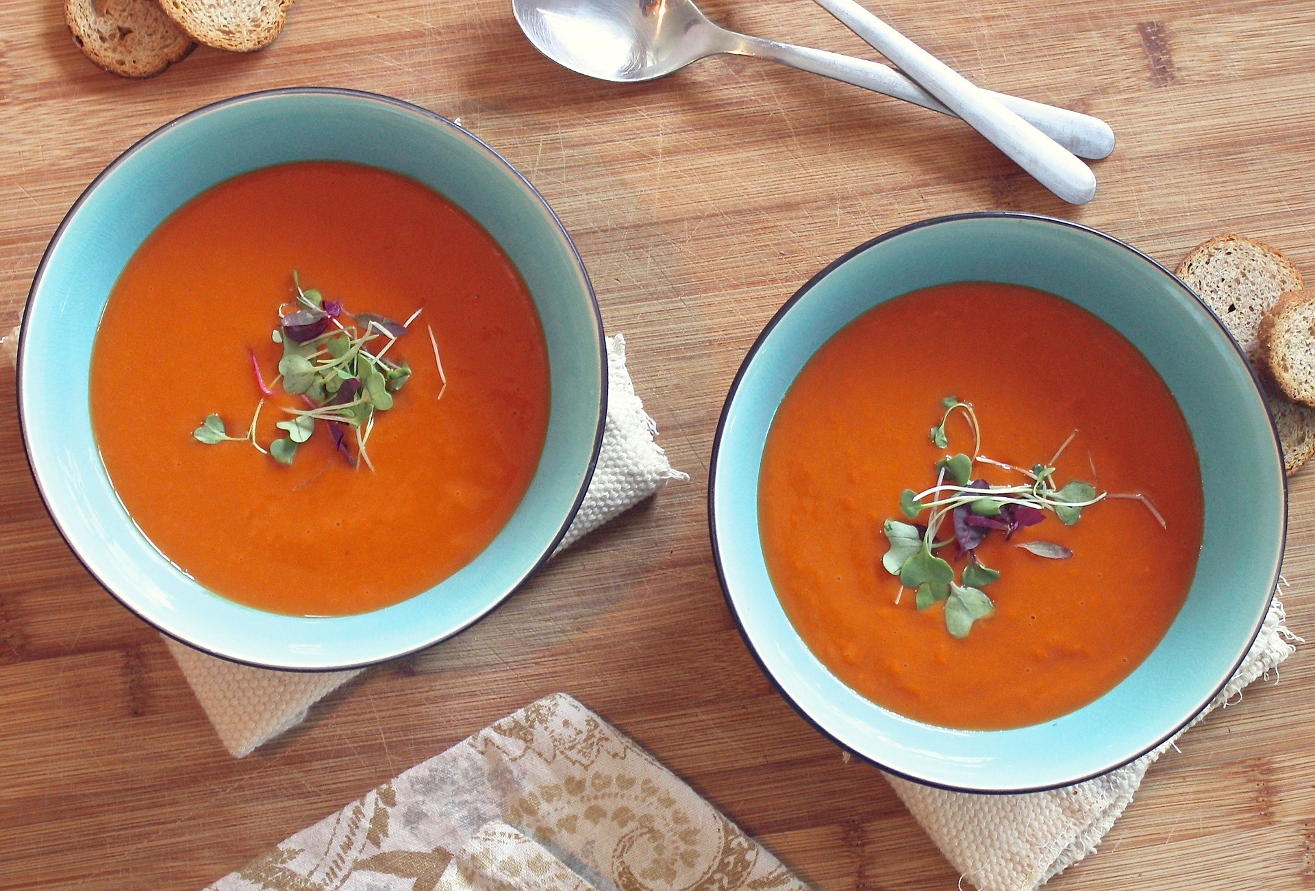 Rezept für rote Tomatensuppe mit Tofu und rotem Palmöl