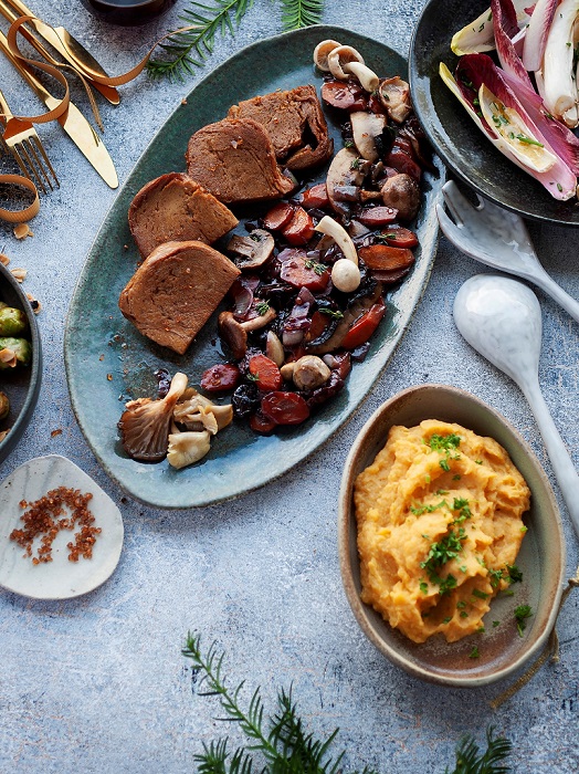 Feestelijk gedekte tafel met seitan in de hoofdrol