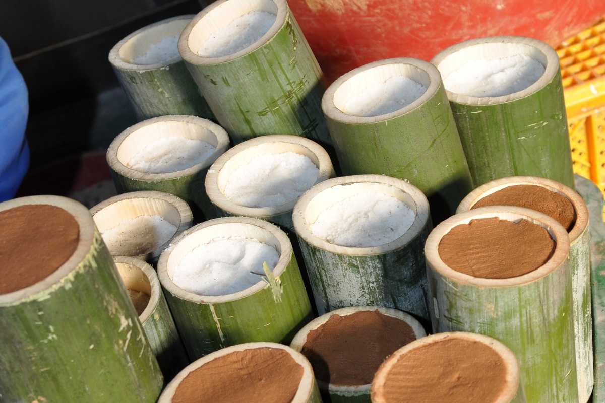 Bambou rempli de sel marin prêt pour la première torréfaction.