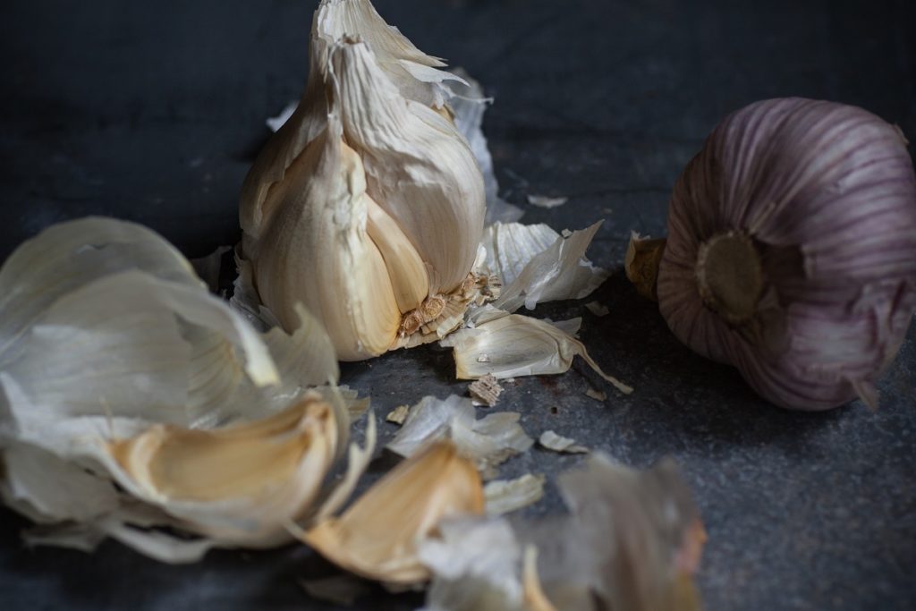 Knoblauchzehen, deren krebshemmende Wirkung durch die Verwendung von Bambussalz verstärkt wird.