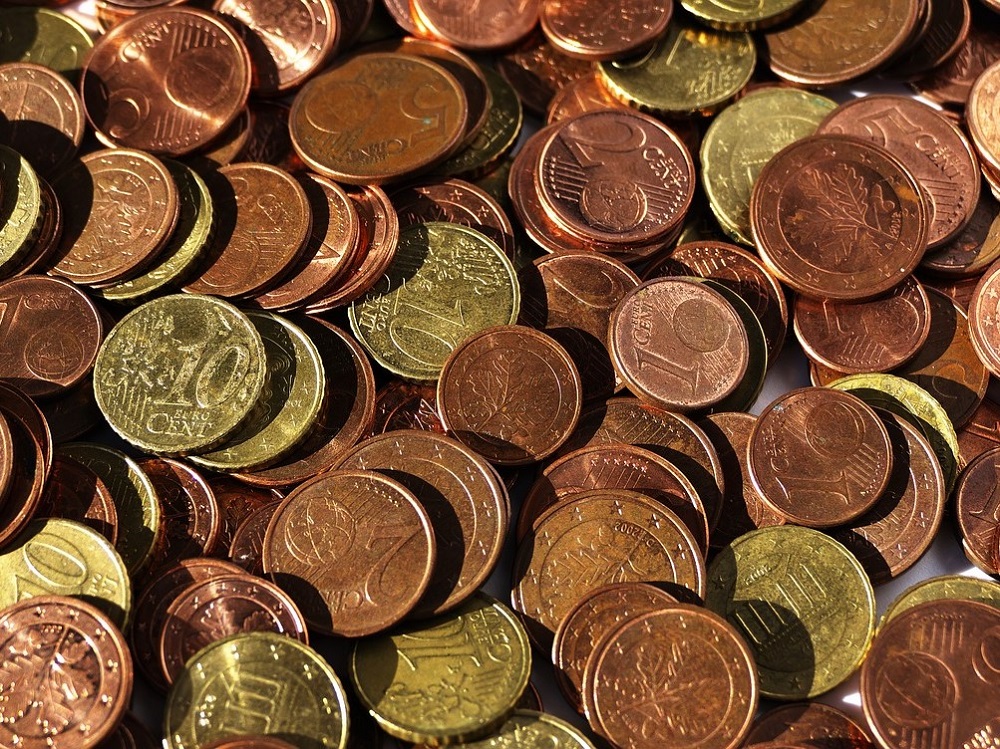 Geldstücke aus Kupfer reagieren mit Sauerstoff, was zu verrosteten Münzen führt.