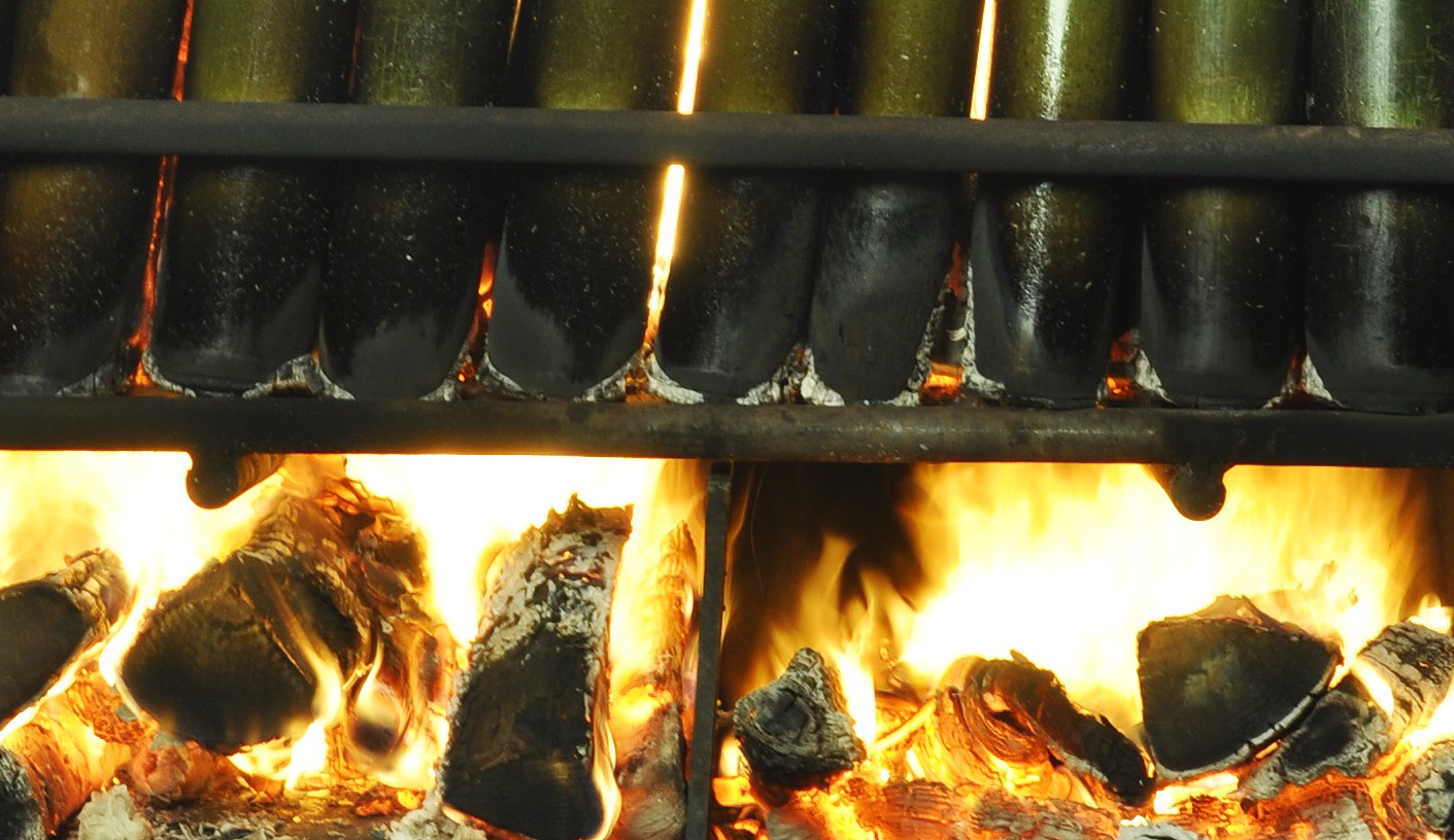 Le bambou rempli de sel de mer est chauffé. En tant que symbole de l'élément de feu.