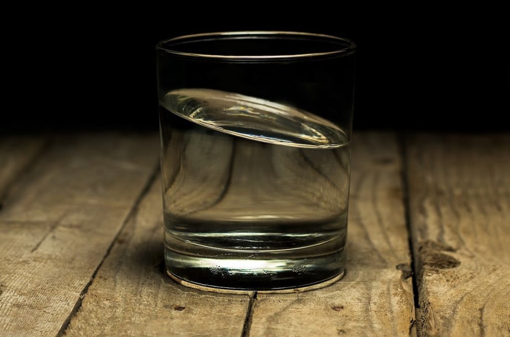  L'eau distillée est une eau morte dont le résidu sec est &lt; 50 mg/litre