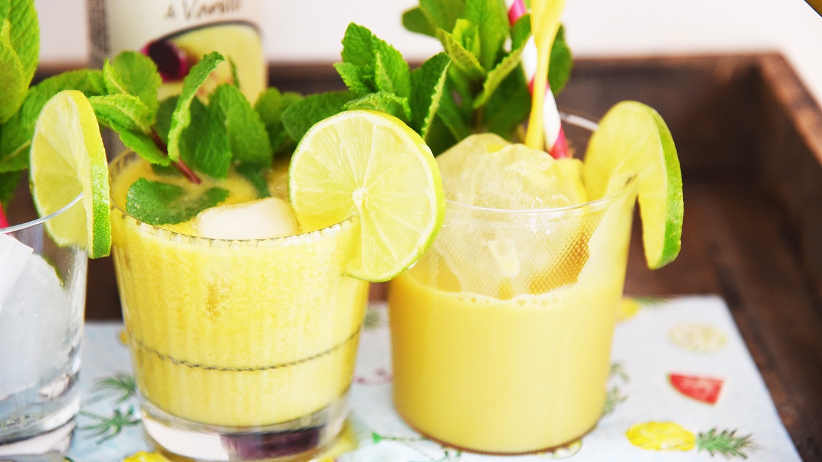 Twee gele drankjes met safraan om je happie te voelen