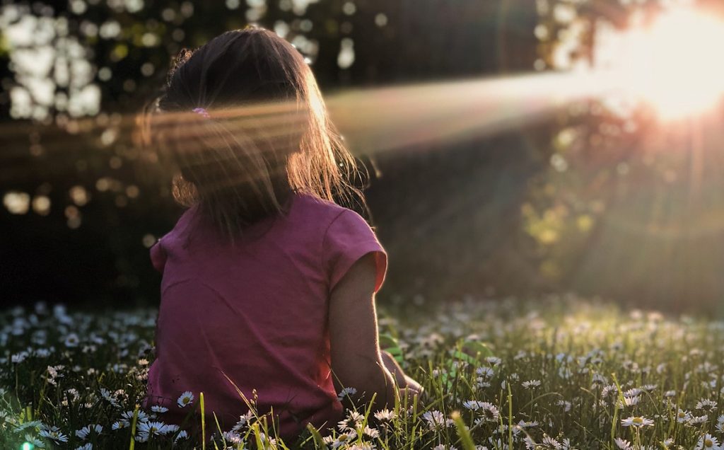 Meisje in de zon voor vitamine D