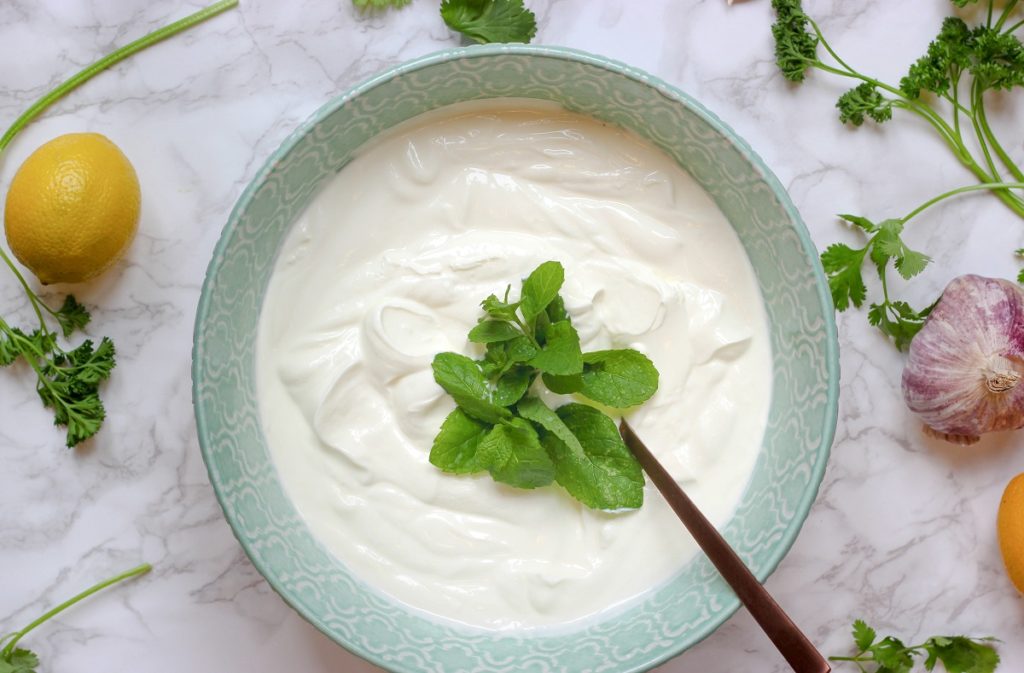 Die Laktobazillen von lebendem Joghurt verlängerten das Leben und verringerten das Risiko von Infektionskrankheiten.