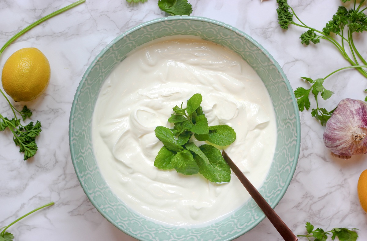 schlussfolgerte, dass Laktobazillen von lebendem Joghurt das Leben der Menschen verlängerte und das Risiko von Infektionskrankheiten verringerte.