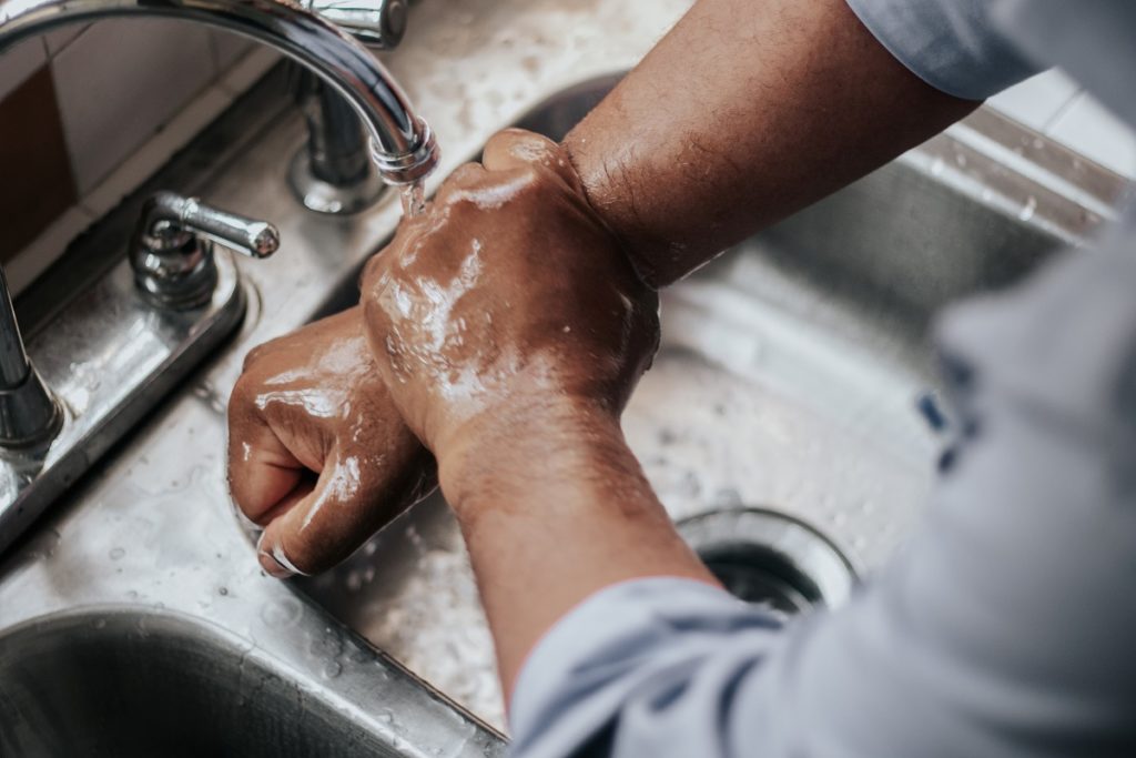 Af en toe handen wassen met natuurlijke zeep is goed voor je weerstand. Handen desinfecteren met handgels is slecht voor je weerstand