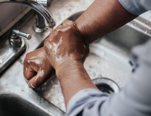 Handgels zijn op zich giftig! Waarom je beter je handen af en toe wast met zeep