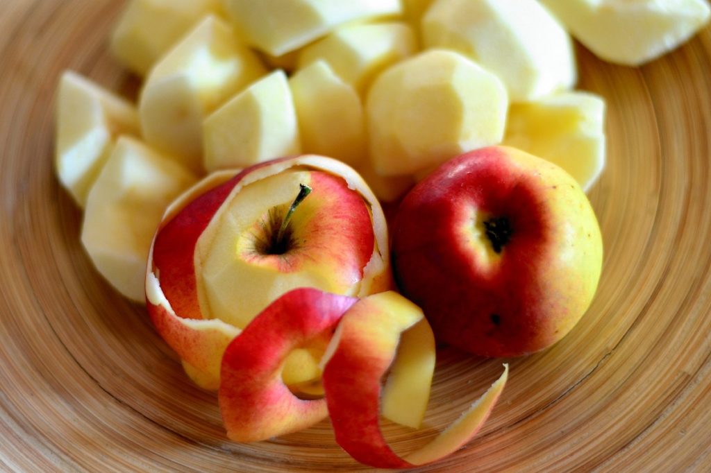 des morceaux de pommes pour la première étape pour fabriquer du vinaigre de pomme.