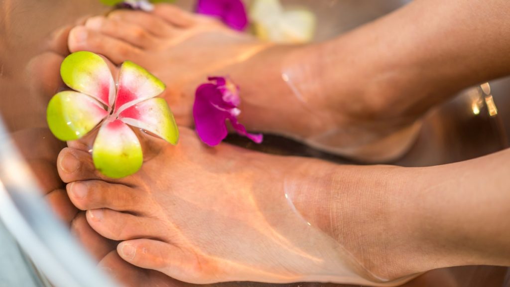 des pieds magnifiquement hydratés grâce à l'utilisation d'huile de coco