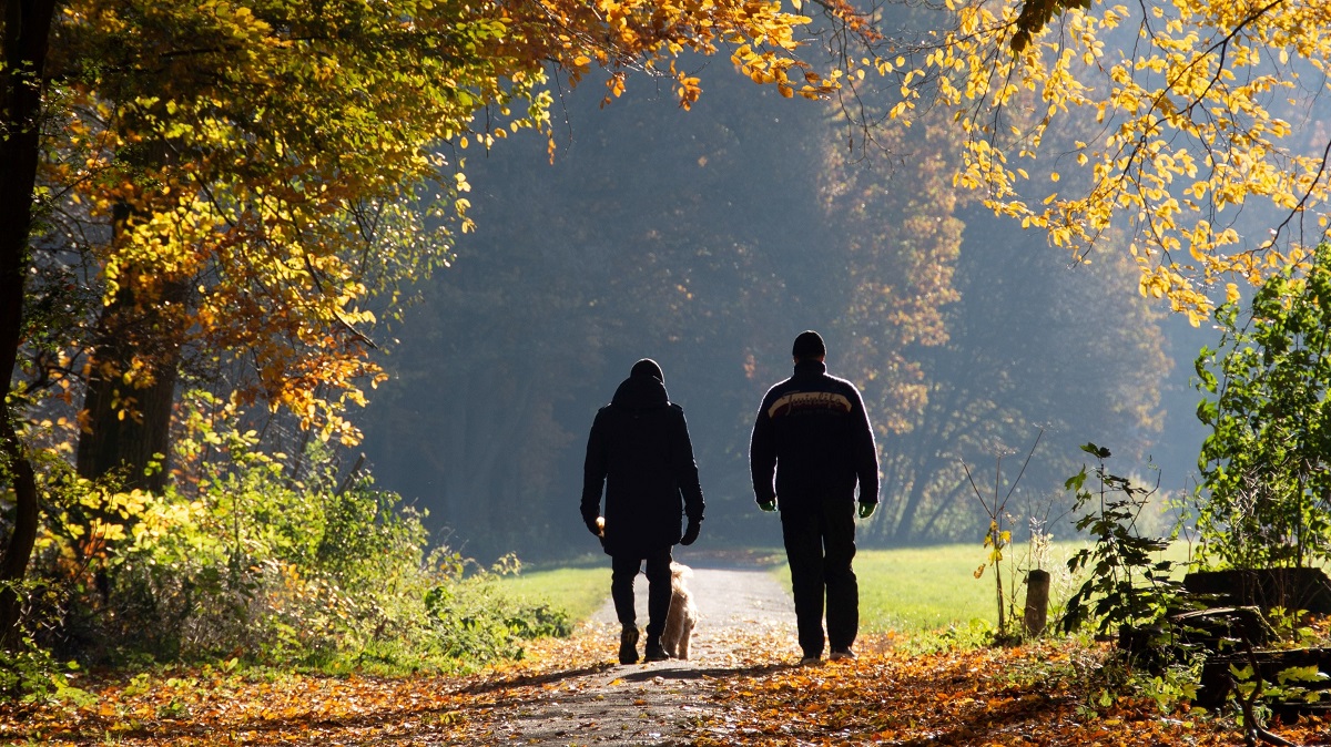 marcher pour la santé en combinaison avec de l'huile de coco