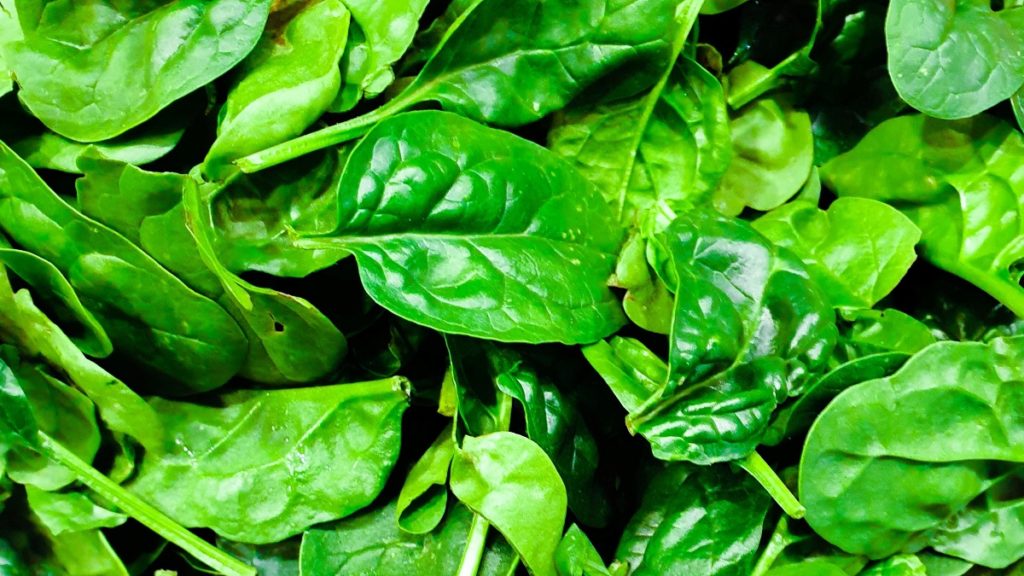 spinach leaves with coconut oil, an ideal healthy combination