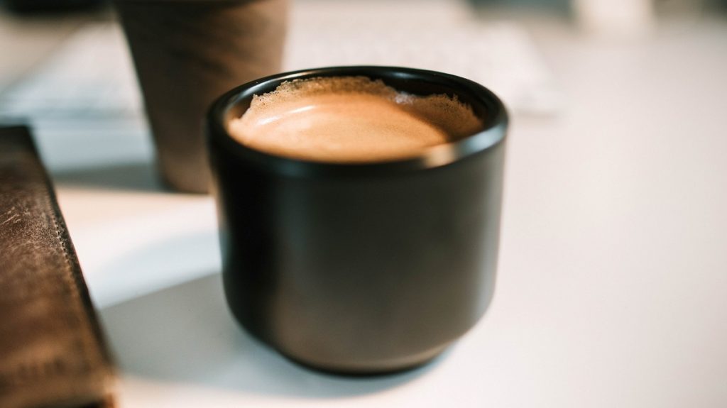 une tasse de café avec de l'huile de noix de coco pour brûler les graisses