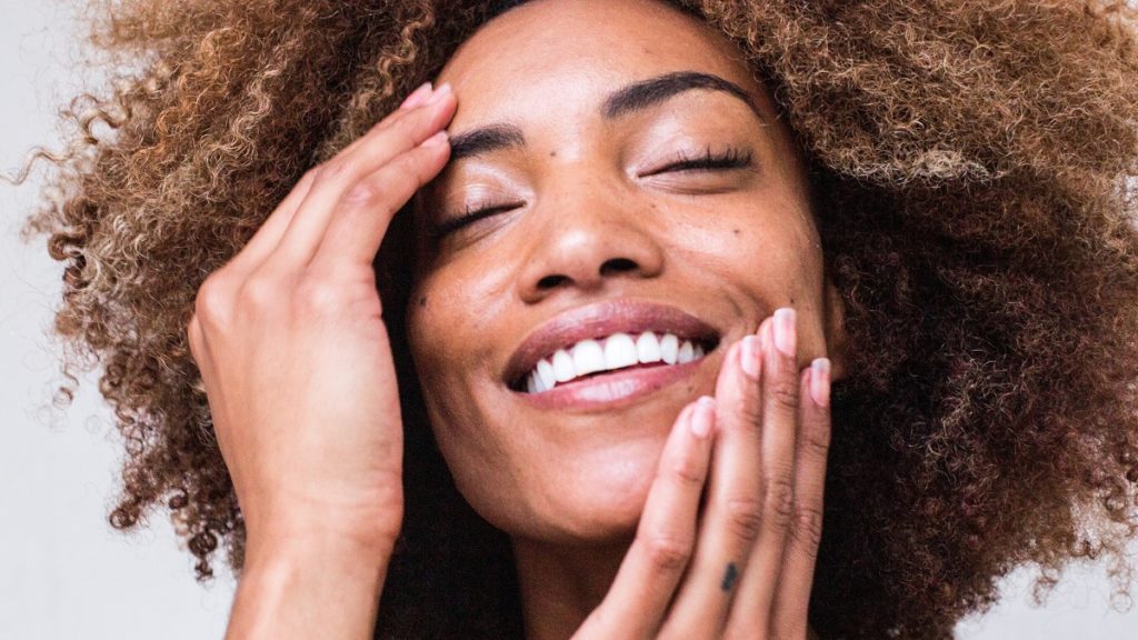 vrouw met mooie nagels en haar door verzorging met kokosolie