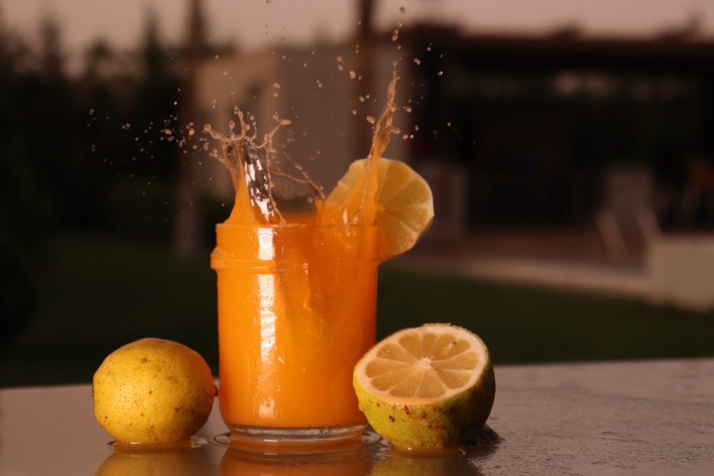 Un verre de jus d'orange frais pour une carence en vitamine C 