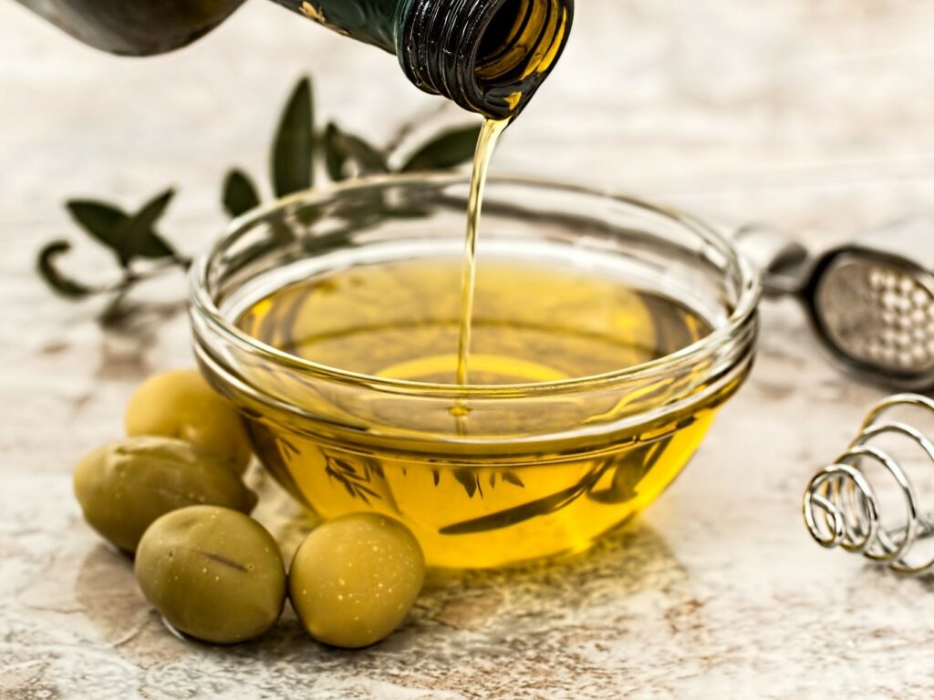 olive oil contains a lot of polyphenols
