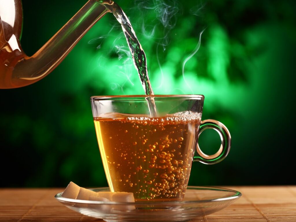 Eine Tasse Tee mit Zucker.