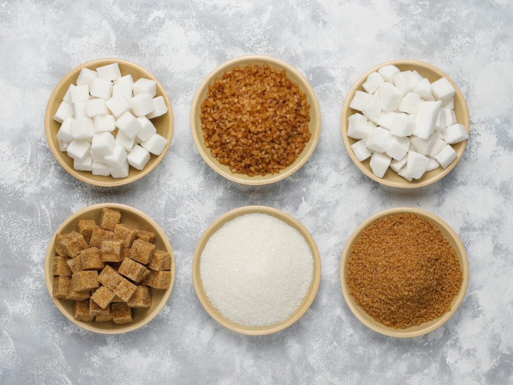zes potjes met geraffineerde suiker en gezonde dadelsuiker met een lagere glycemische index.