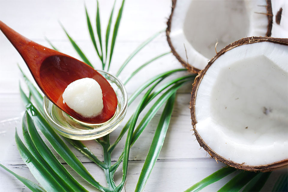 De l'huile de coco dans vos cheveux