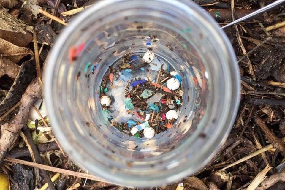 5 gram microplastics per week door plastic in water